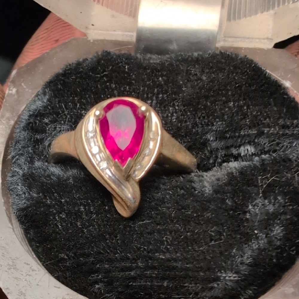 Elegant Gold Ring with Pink Gemstone